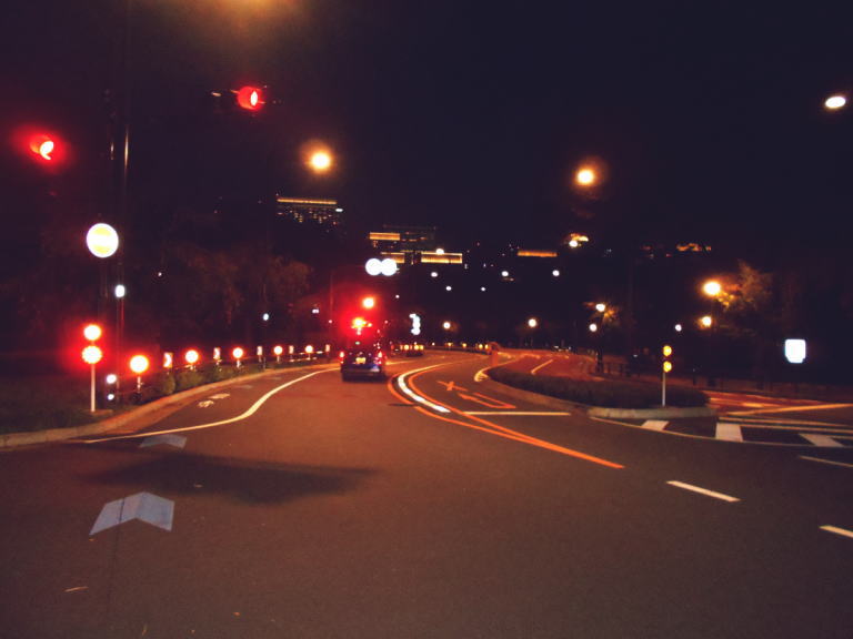 夜の代官町通り